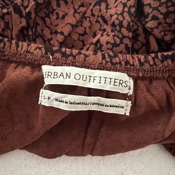 🦋3/$50 Urban Outfitters One Shoulder Top - Picture 4 of 5
